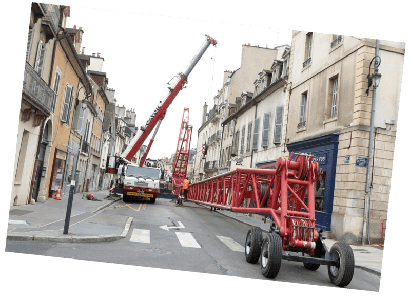 TRAVAUX DE LEVAGE EN PLEIN CENTRE VILLE